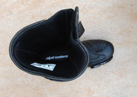 No secondary inner boot and a gusset in the opening bit...must be a touring boot then. Neat trick...