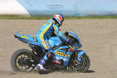 John Hopkins demonstrates the correct techique for gravel surfing - keeping the bike moving and upright when the gravel wants to stop it and make it fall over. It's far, far harder than it looks...