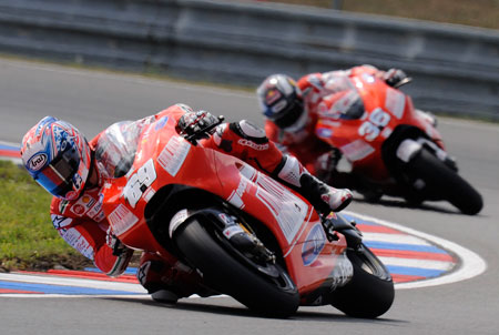 Nicky Hayden demonstrating that yes, he can still ride a motorbike... 
