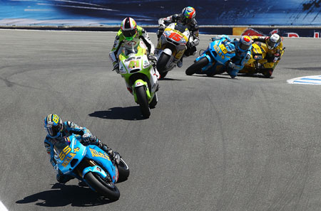 Both Suzukis in action at the corkscrew (Pic: Suzuki)