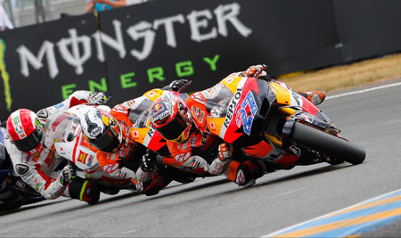 Stoner, Pedrosa, Simoncelli lead Lorenzo. You just know it's not going to end well... (Pic: MotoGP)