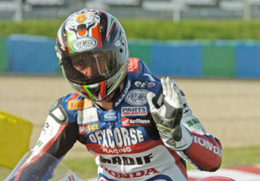 Arriverderci,  Frankie, we'll miss you as well... It all proves too much for Frankie Chili on his last run down lap ever. Next year he runs the DFX team instead.