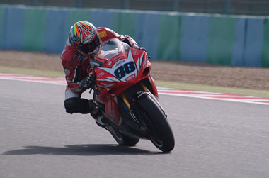 If there were points for commitment and sheer bloody minded determination then Andrew Pitt would be on the podium every race. Here he stretches the throttle cable on his R1 after throwing it into the gravel and remounting...