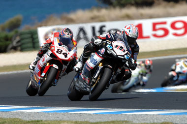 A couple of laps earlier. Or is it later. Either way, the Xaus/Fabrizio battle was ongoing and ferocious. 