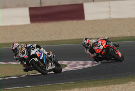 Neukirchner and Nakano scrapped throughout race two, ending up just two thousandths of a second apart... (Suzuki)