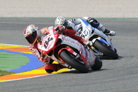 Fabrizio leads Laconi. Laconi is pushing hard...
