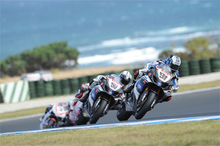 Haslam leads Guintoli and Fabrizio, with Checa looming behind...(Alstare Suzuki)