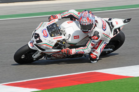 Nori Haga. Great style, beautiful bike. It's good to have him back...