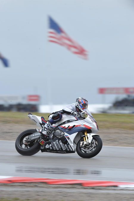 James Toseland pushing hard with a broken wrist that still hasn't healed fully. Can't fault the boy's commitment... (Pic: BMW)