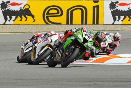 Tom Sykes holds off a determined Rea and Checa, while Melandri closes in...