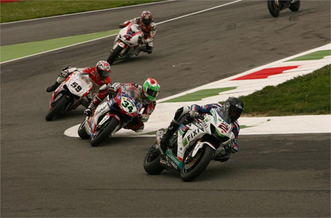 Leon Camier picks his way through a treachorous Prima variante in Race 2. (Pic: Suzuki)