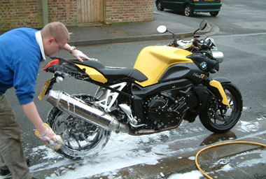 Jocke must *really* love this bike - he normally sees cleaning as a thing that gets in the way of wheelies... (JS pic)